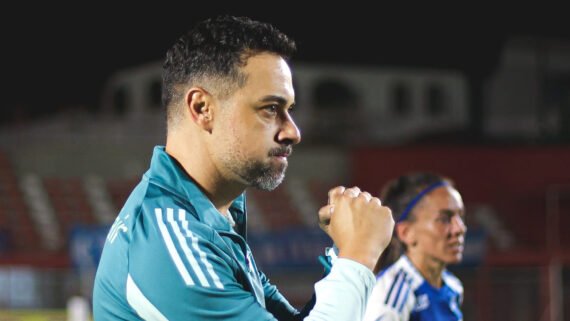 Jonas Urias, técnico do Cruzeiro, comemorando vitória (foto: Gustavo Martins/Cruzeiro)