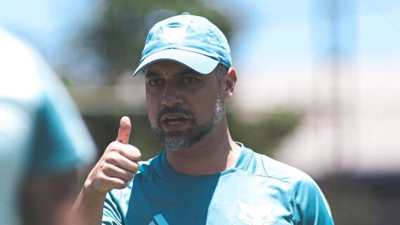Jonas Urias lidera a comissão técnica do Cruzeiro desde setembro de 2023 (foto: Gustavo Martins/Cruzeiro)