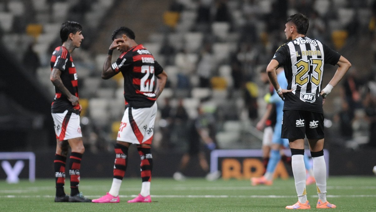 Jogadores de Flamengo e Atlético após jogo na Arena MRV (foto: Alexandre Guzanhe/EM/D.A. Pres)