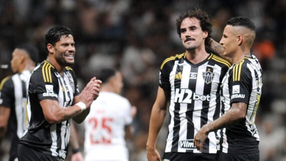 Igor Gomes, meia-atacante do Atlético (ao centro), comemora golaço de falta com Hulk (à esquerda) e Guilherme Arana (à direita) (foto: Alexandre Guzanshe/EM/D.A. Press)