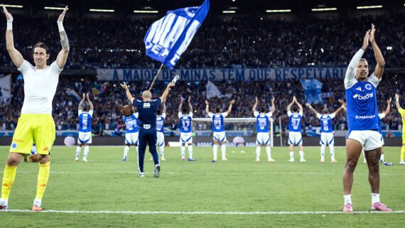 Cruzeiro comemora triunfo sobre o Vitória no Mineirão (foto: Gustavo Aleixo/Cruzeiro)