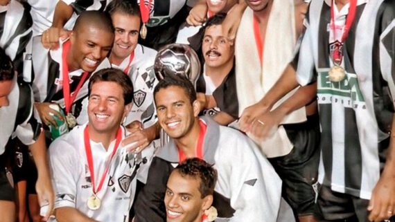 Jogadores do Atletico com a taça da Copa Conmebol de 1997 (foto: Divulgação/Atlético)