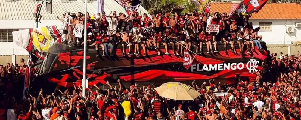 Torcedores do Flamengo são abordados pela polícia durante viagem a Lima