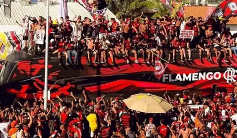 Torcedores do Flamengo são abordados pela polícia durante viagem a Lima