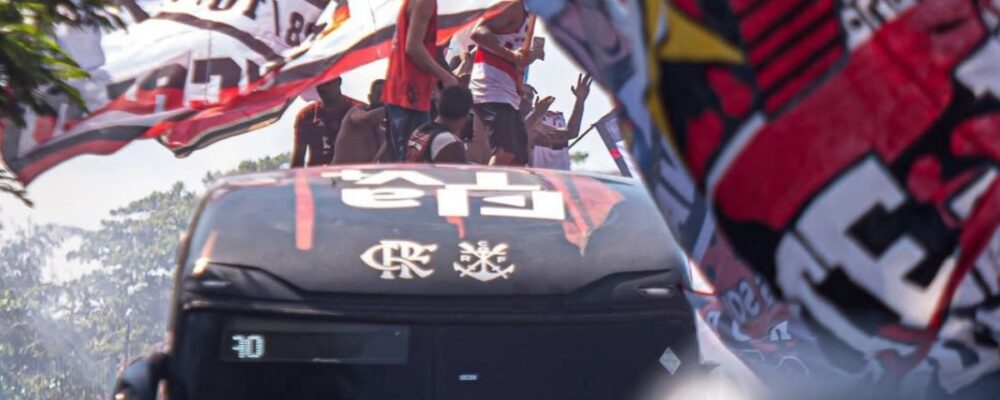 Torcida do Flamengo faz festa em embarque do time para a final da Libertadores
