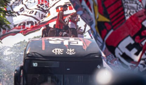 Torcida do Flamengo faz festa em embarque do time para a final da Libertadores