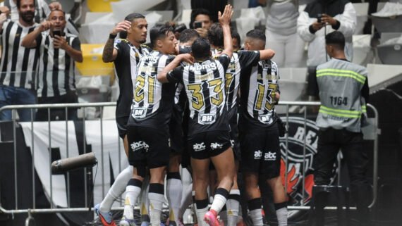 Jogadores do Atlético comemoram gol contra o Del Valle (foto: Alexandre Guzanshe/EM/DA.Press)
