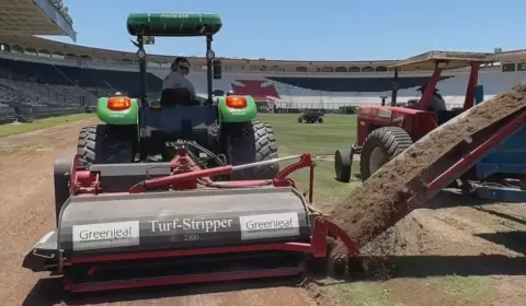 Vasco avança na troca do gramado em São Januário