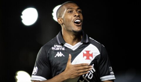 Vasco faz 5 a 1 em noite chuvosa e complica Internacional no Brasileirão
