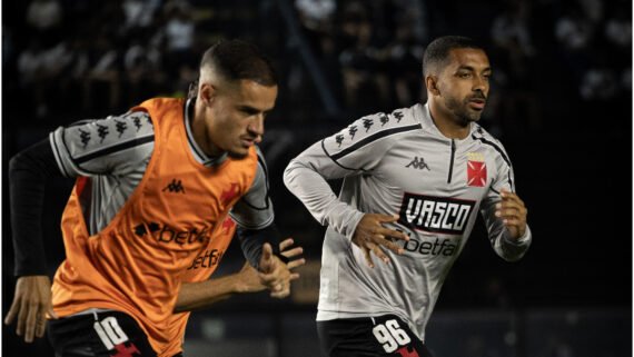 Atletas do vasco se preparando para jogo. Dois atletas correndo em campo aberto com roupa de treino. (foto: Matheus Lima/Vasco da Gama)