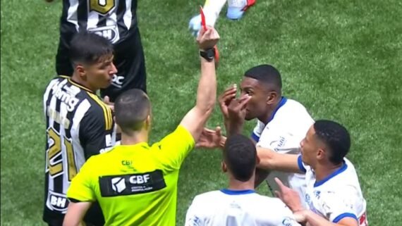 Árbitro Davi de Oliveira Lacerda aplica cartão vermelho para Kanu, zagueiro do Bahia, durante confronto contra o Atlético na Arena MRV (foto: Reprodução/Premiere)
