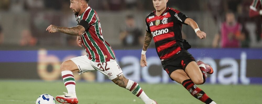 Vídeo: meia do Fluminense encobre goleiro e marca golaço contra o Flamengo