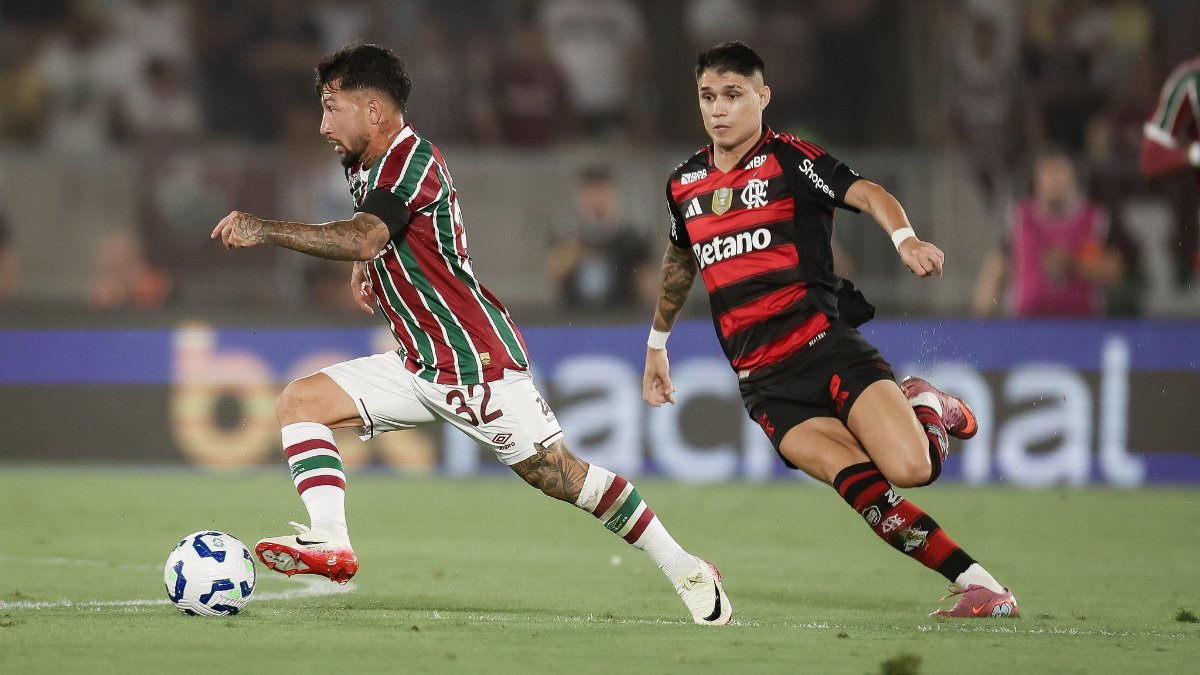Acosta em ação pelo Fluminense contra o Flamengo (foto: MARCELO GONÇALVES / FLUMINENSE F.C.)