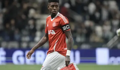 Vitão lamenta chances perdidas e cobra reação no Inter após empate com Santos