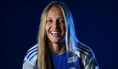 Vitória Calhau exalta Isa Haas e pede permanência da jogadora no Cruzeiro