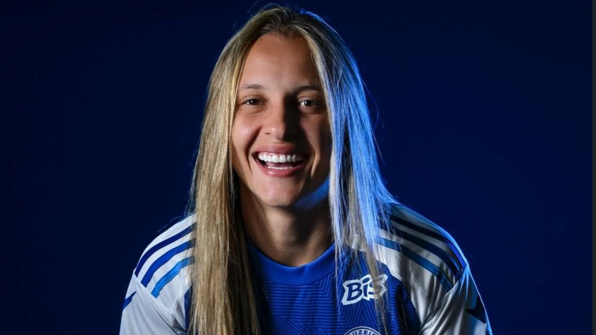 Vitoria Calhau posa para foto com camisa do Cruzeiro (foto: Divulgação/Vitoria Calhau)