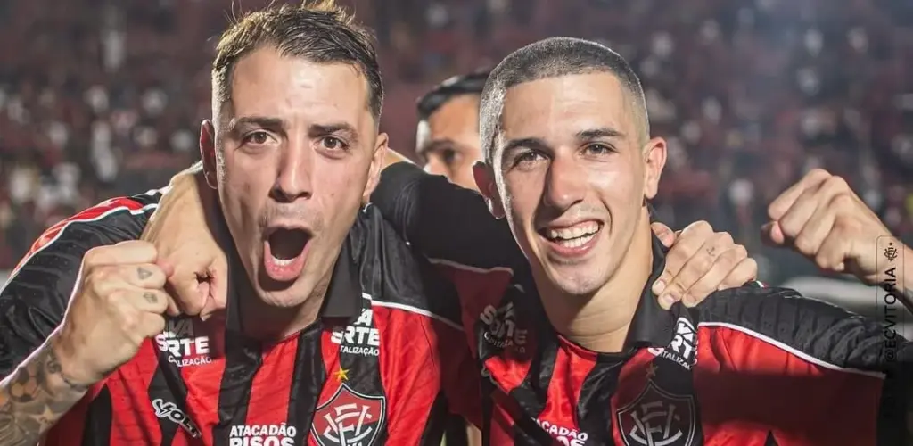 Renzo López e Cantalapiedra em ação pelo Vitória (Foto: Victor Ferreira-EC Vitória)