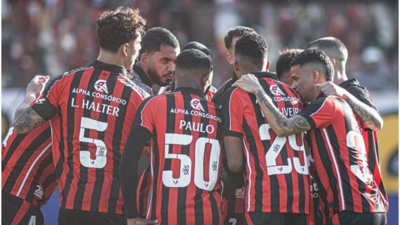 Jogadores do Vitória se reunindo em grupo no campo (foto: Victor Ferreira/Vitória)