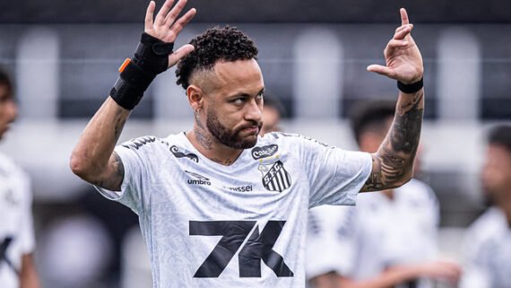 Neymar cumprimenta torcedores do Santos (foto: Raul Baretta/Santos)