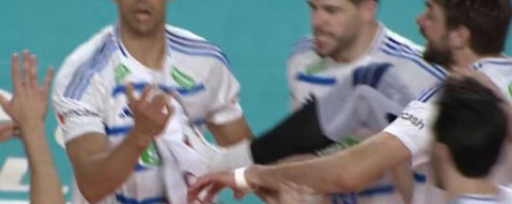 Vôlei: Lucão dá chute no peito de colega do Cruzeiro para celebrar ponto; vídeo