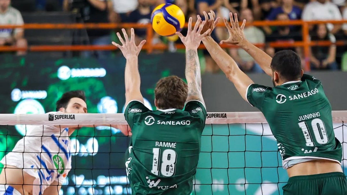 Oppenkoski em ação pelo Cruzeiro contra o Goiás, na Superliga Masculina de Vôlei (foto: Karen Esportes/Goiás)