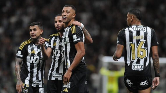 Jogadores do Atlético comemoram gol contra o Fortaleza (foto: Alexandre Guzanshe/EM/DA.Press)