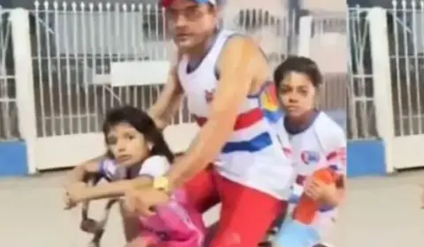 Torcedor que viralizou ao voltar do Castelão de bicicleta ganha um ano de sócio do Fortaleza