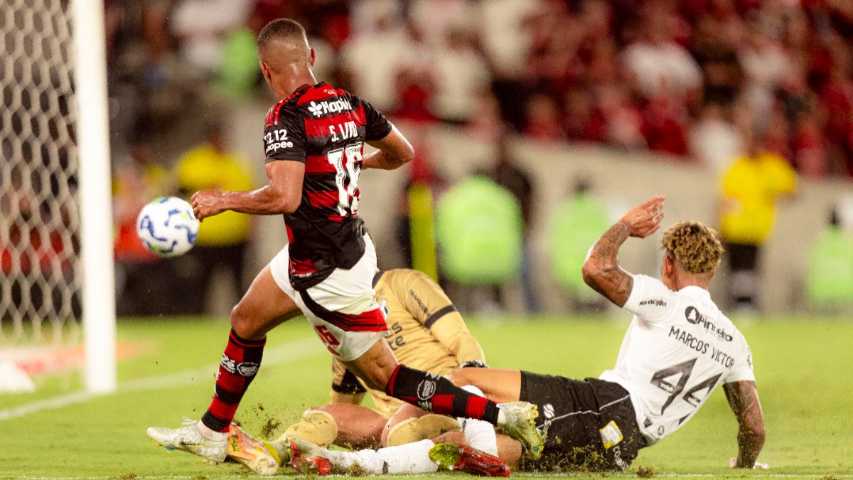 Momento em que Samuel Lino fez gol para o Flamengo contra o Ceará - (foto: Adriann Fontes/Flamengo - 3/12/2025)