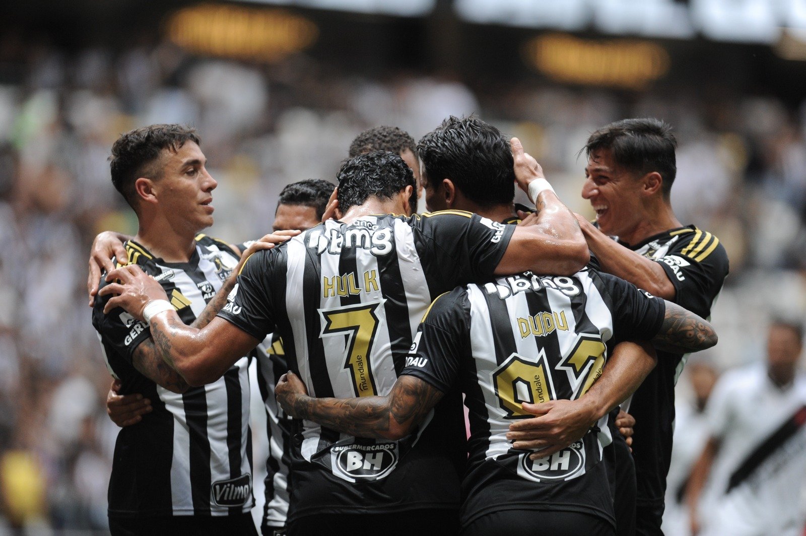 Jogadores do Atlético comemoram gol em goleada sobre o Vasco, na Arena MRV, pelo Campeonato Brasileiro - (foto: Alexandre Guzanshe/EM/D.A. Press)