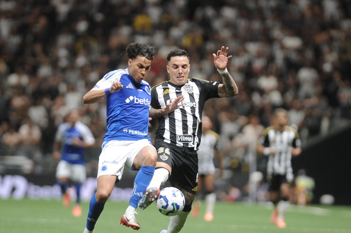 Saravia disputa bola com Kaio Jorge durante clássico entre Atlético e Cruzeiro, na Arena MRV - (foto: Alexandre Guzanshe/EM/D.A. Press)