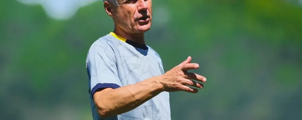 Grêmio contrata técnico Luís Castro para 2026