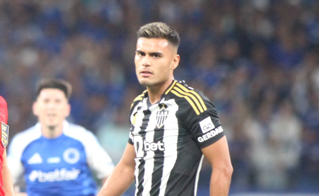 Fausto Vera, volante do Atlético, em ação durante clássico contra o Cruzeiro - (foto: Edésio Ferreira/EM/D.A. Press)