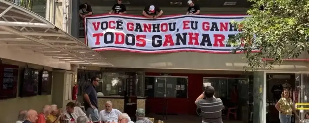 Sócios do São Paulo protestam após escândalo dos camarotes