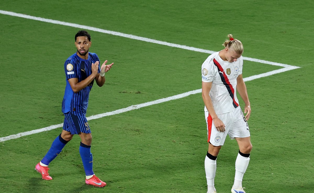 Renan Lodi em ação pelo Al-Hilal contra o Manchester City, pela Copa do Mundo de Clubes (foto: Megan Briggs/AFP)