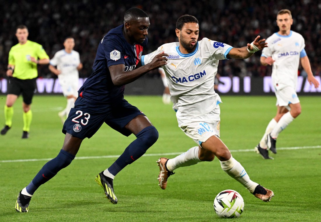 Renan Lodi em ação pelo Olympique de Marseille, contra o Paris Saint-Germain - (foto: Bertrand Guay/AFP)