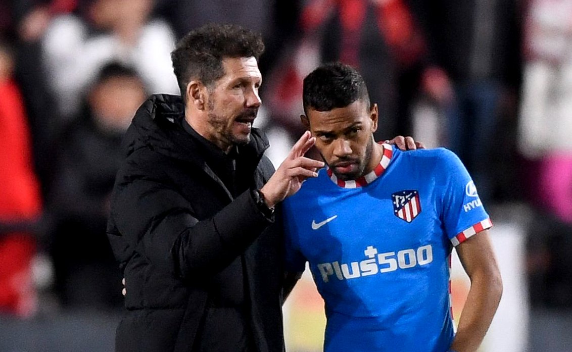 Diego Simeone e Renan Lodi durante jogo do Atlético de Madrid contra o Rayo Vallecano, em março de 2022 - (foto: Oscar del Pozo/AFP)