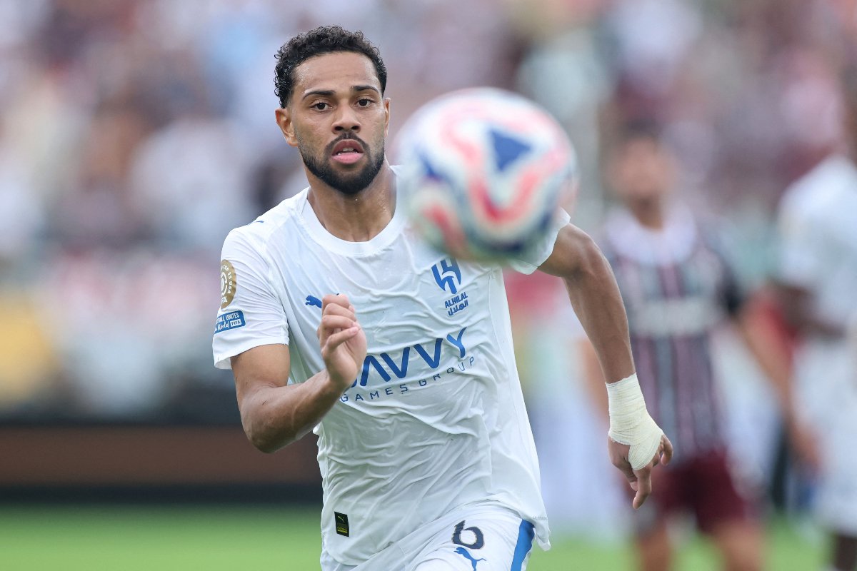 Renan Lodi em ação pelo Al-Hilal contra o Fluminense, durante a Copa do Mundo de Clubes - (foto: Alex Grimm/AFP)