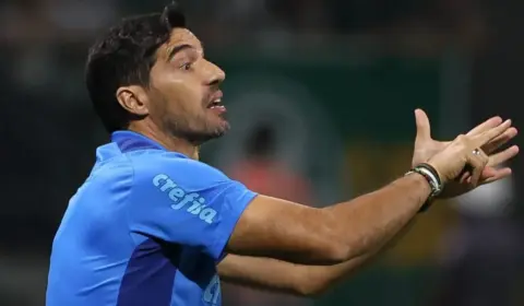 Abel finaliza ano no Palmeiras irritado com jornalistas: ‘Um absurdo’