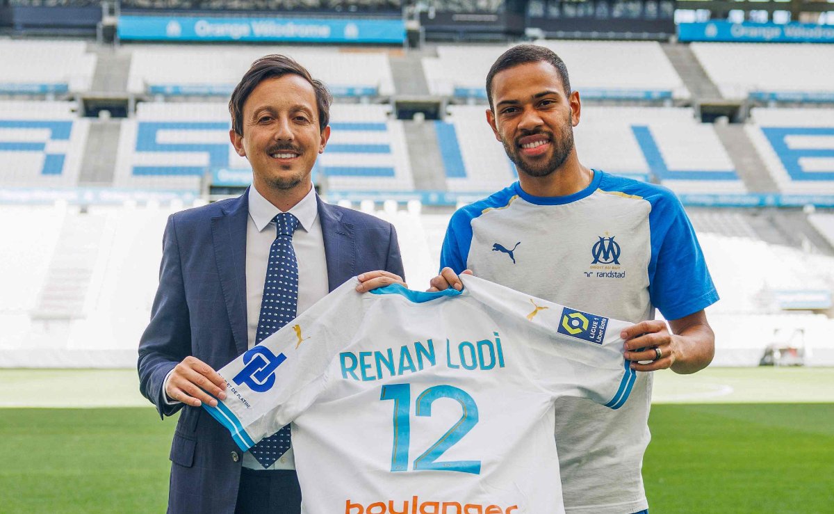 Renan Lodi durante apresentação no Olympique de Marseille, da França, em agosto de 2023 (foto: Clement Mahoudeau/AFP)