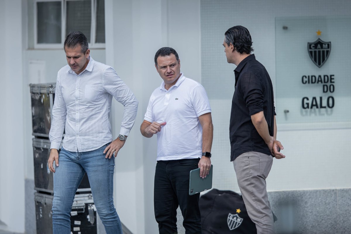 Victor Bagy (diretor de futebol), Rafael Menin (investidor) e Paulo Bracks (CSO) na Cidade do Galo, centro de treinamentos do Atlético (foto: Pedro Souza/Atlético)
