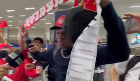 Após negociar com Cruzeiro, jogador desembarca no RJ para reforçar Flamengo