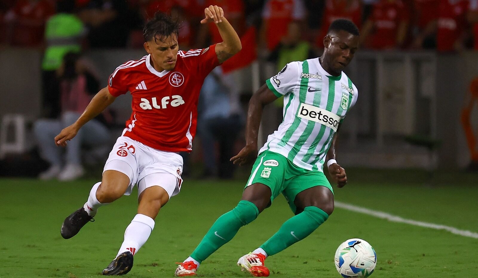 Hinestroza em ação pelo Atlético Nacional contra o Internacional (foto: Silvio Ávila/AFP)