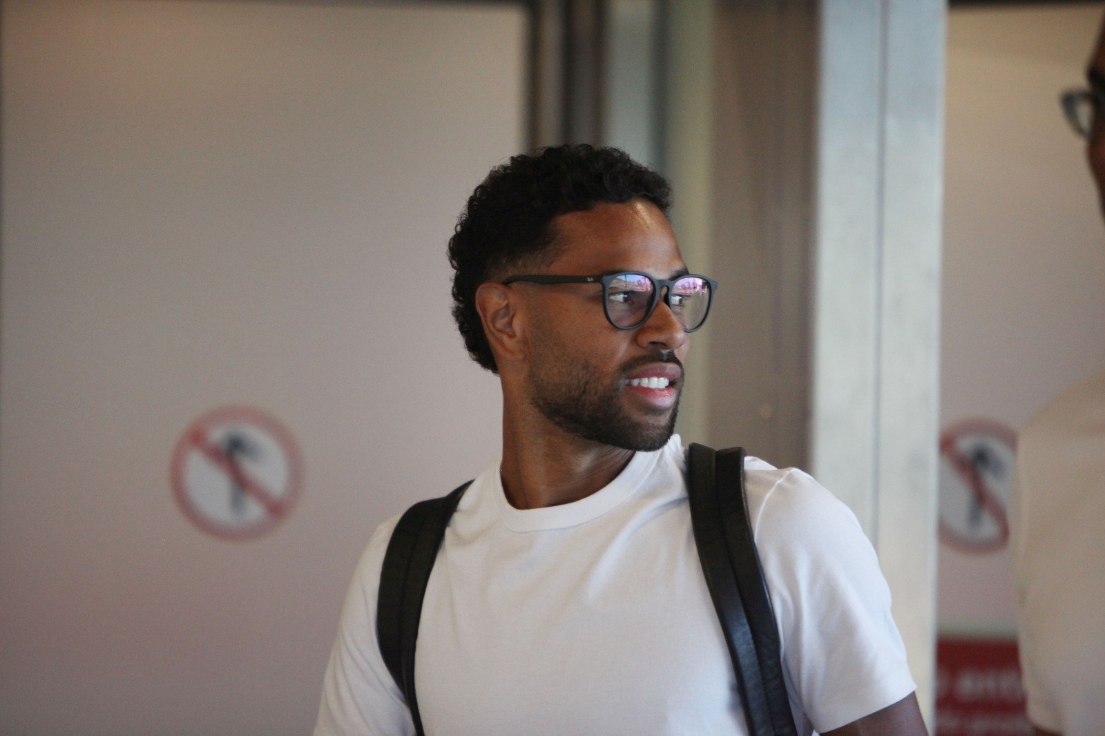 Renan Lodi na chegada a Belo Horizonte, antes de assinatura de contrato com o Atlético (foto: Edésio Ferreira/EM/D.A. Press)