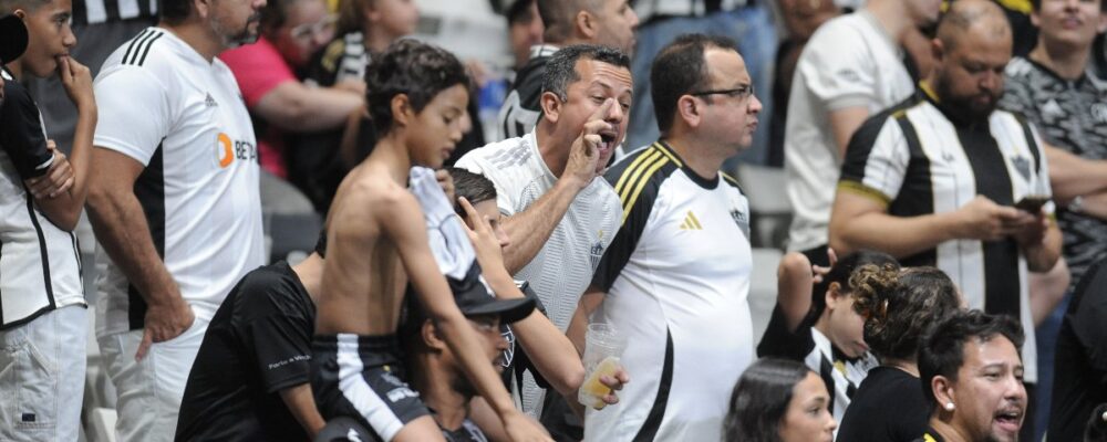 Atlético: arquibancada insurge contra diretoria e evidencia ruptura
