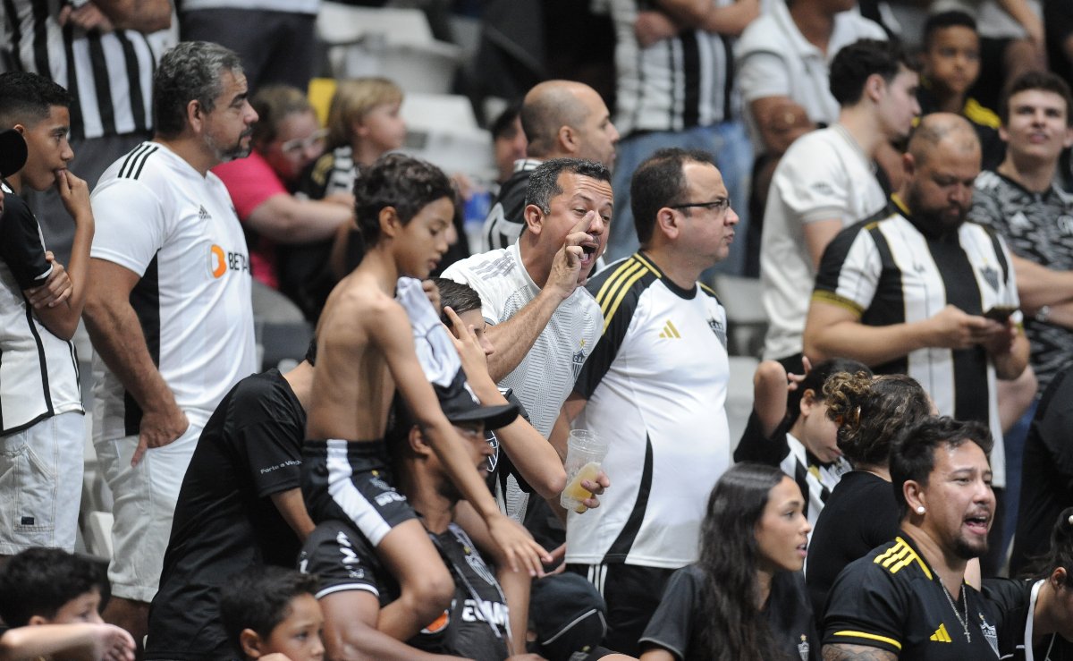 Torcedores do Atlético proferem xingamentos durante vitória do Palmeiras na Arena MRV (foto: Alexandre Guzanshe/EM/D.A. Press)