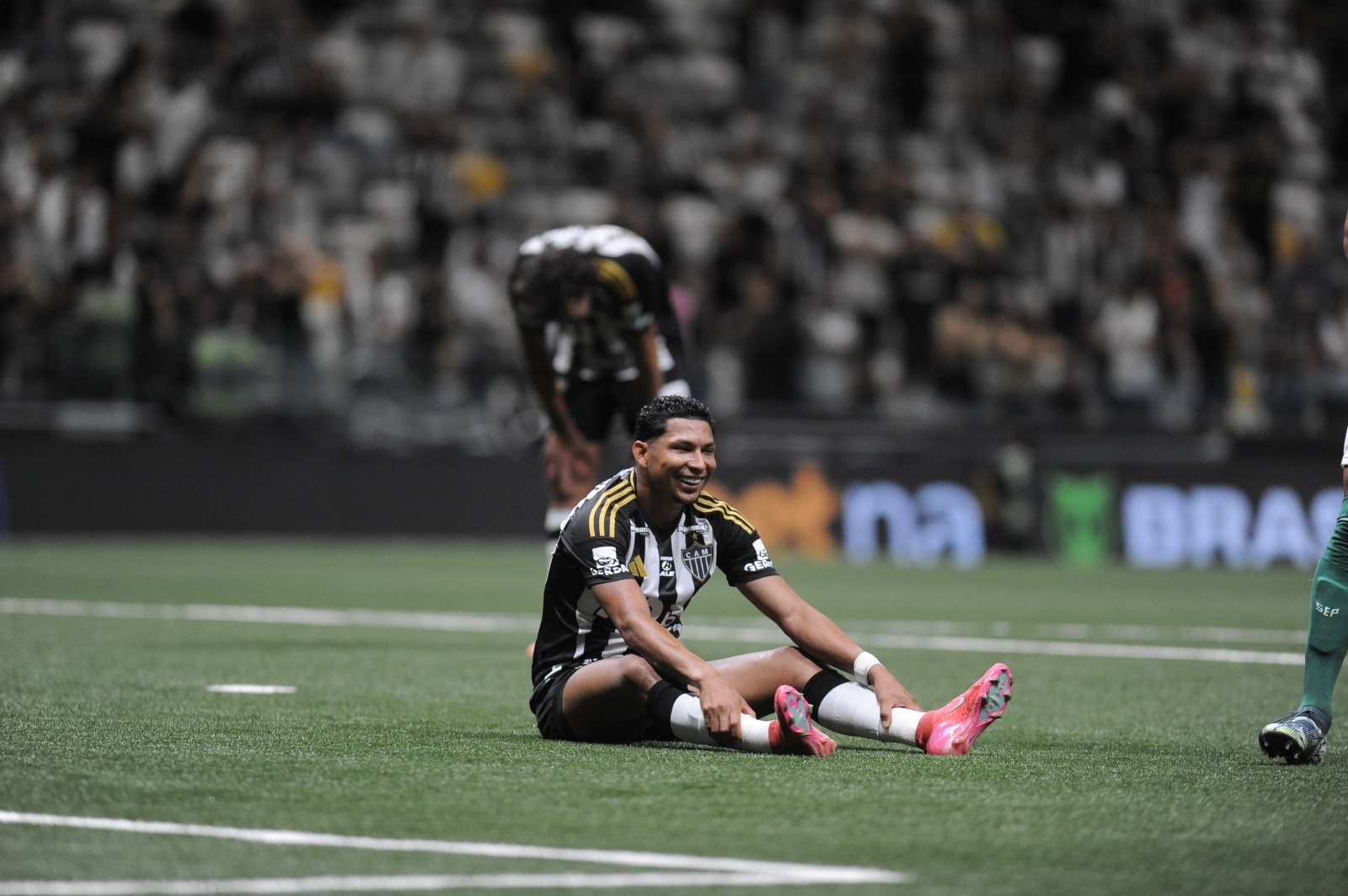Rony sentado no gramado da Arena MRV (foto: Alexandre Guzanshe/EM/DA.Press)