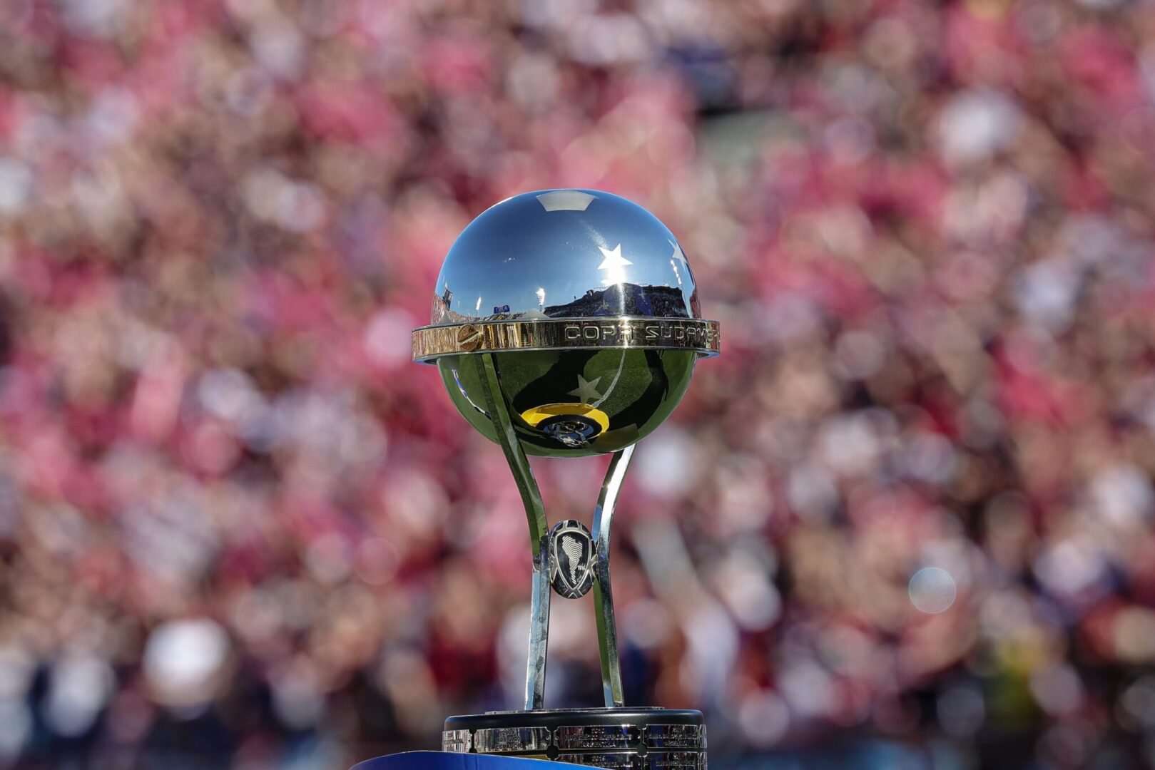 A taça da Copa Sul-Americana, desejo do Atlético em 2026 (foto: Divulgação/X/Copa Sul-Americana)