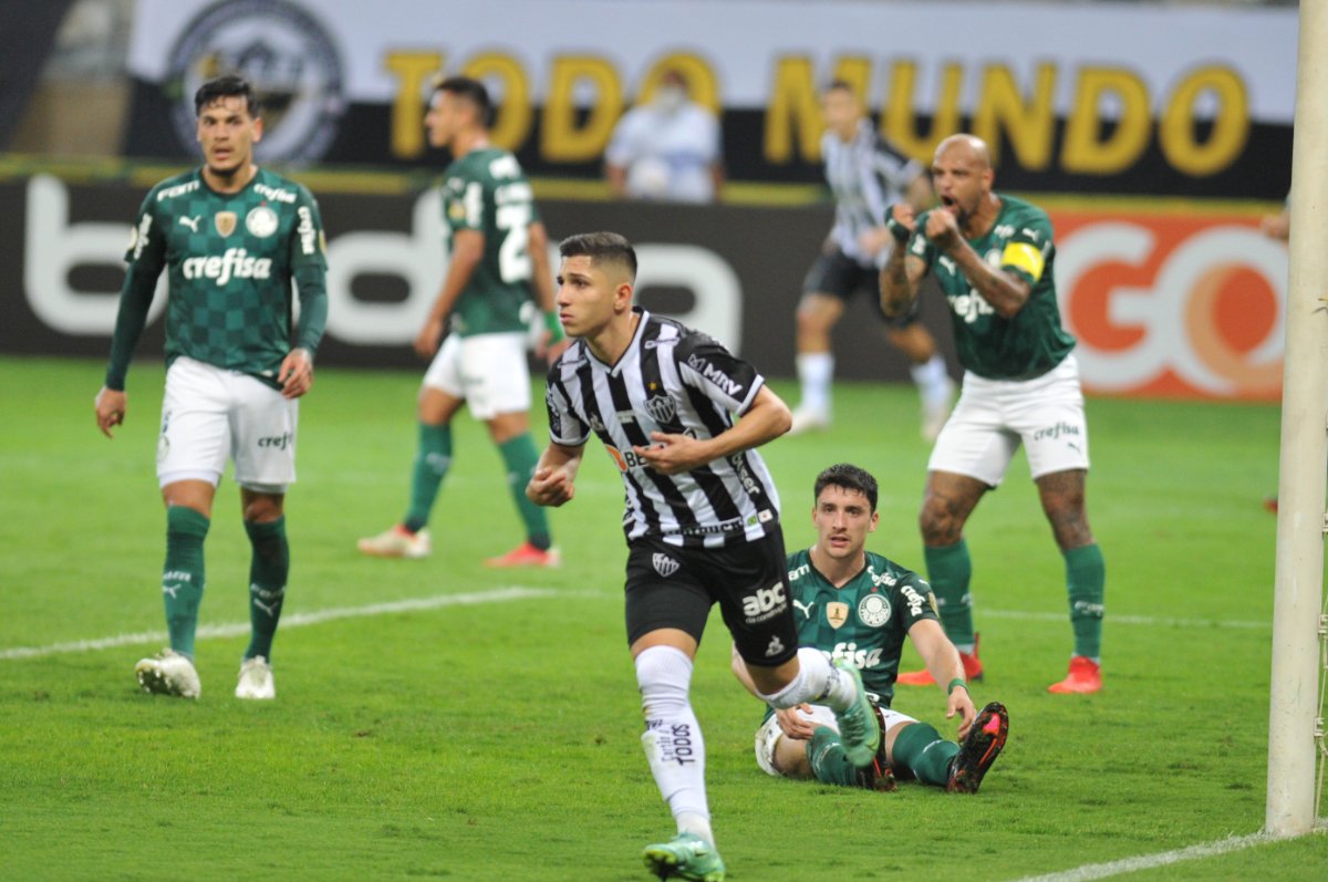 Savarino comemora gol pelo Atlético contra o Palmeiras em 2021 (foto: Alexandre Guzanshe/EM/D.A. Press)