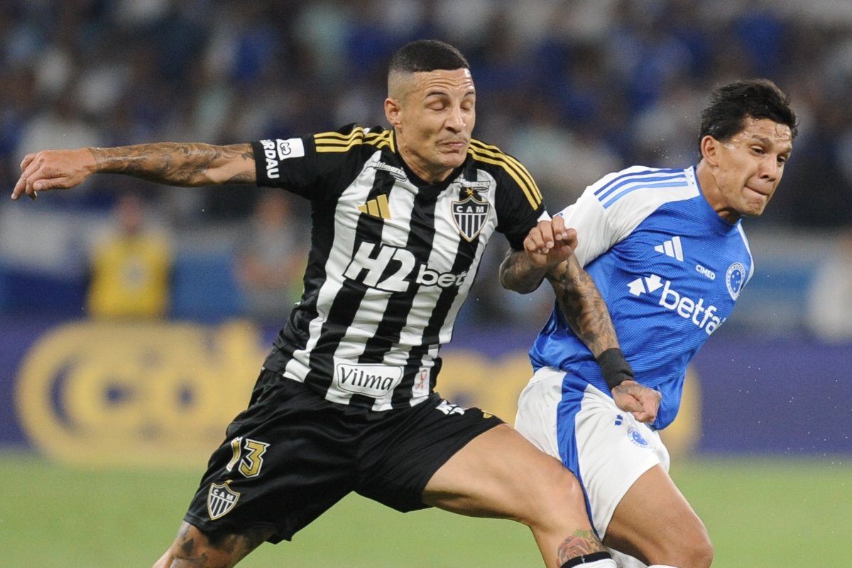 Guilherme Arana, lateral do Atlético, e Lucas Romero, volante do Cruzeiro (foto: Alexandre Guzanshe/EM/D.A. Press)