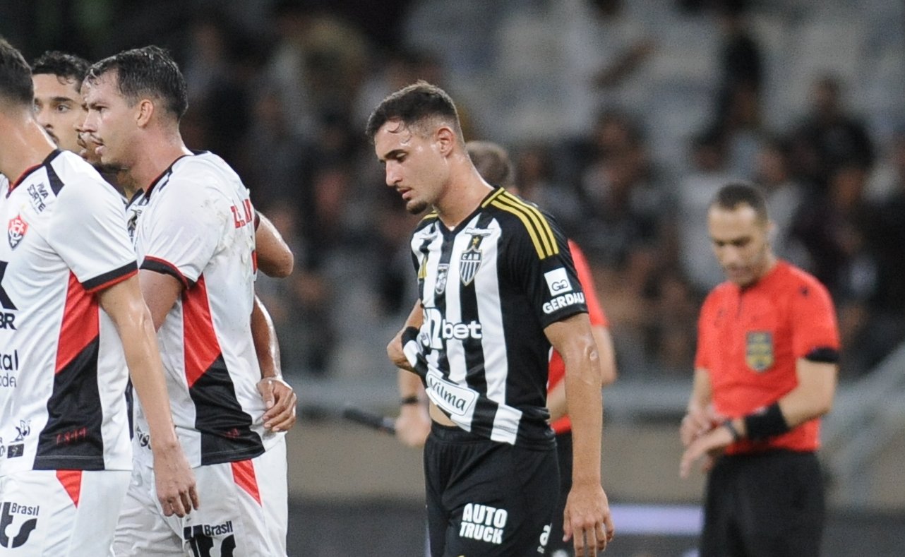João Marcelo, atacante do Atlético, se lamenta durante empate com o Vitória no Mineirão (foto: Alexandre Guzanshe/EM/D.A. Press)